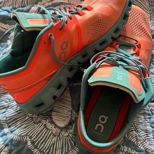 Only worn one time. Men’s size 11 oncloud shoes.